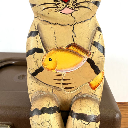 Vintage houten zittende kat met vis