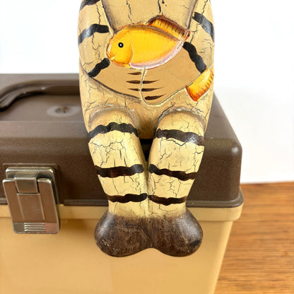 Vintage houten zittende kat met vis