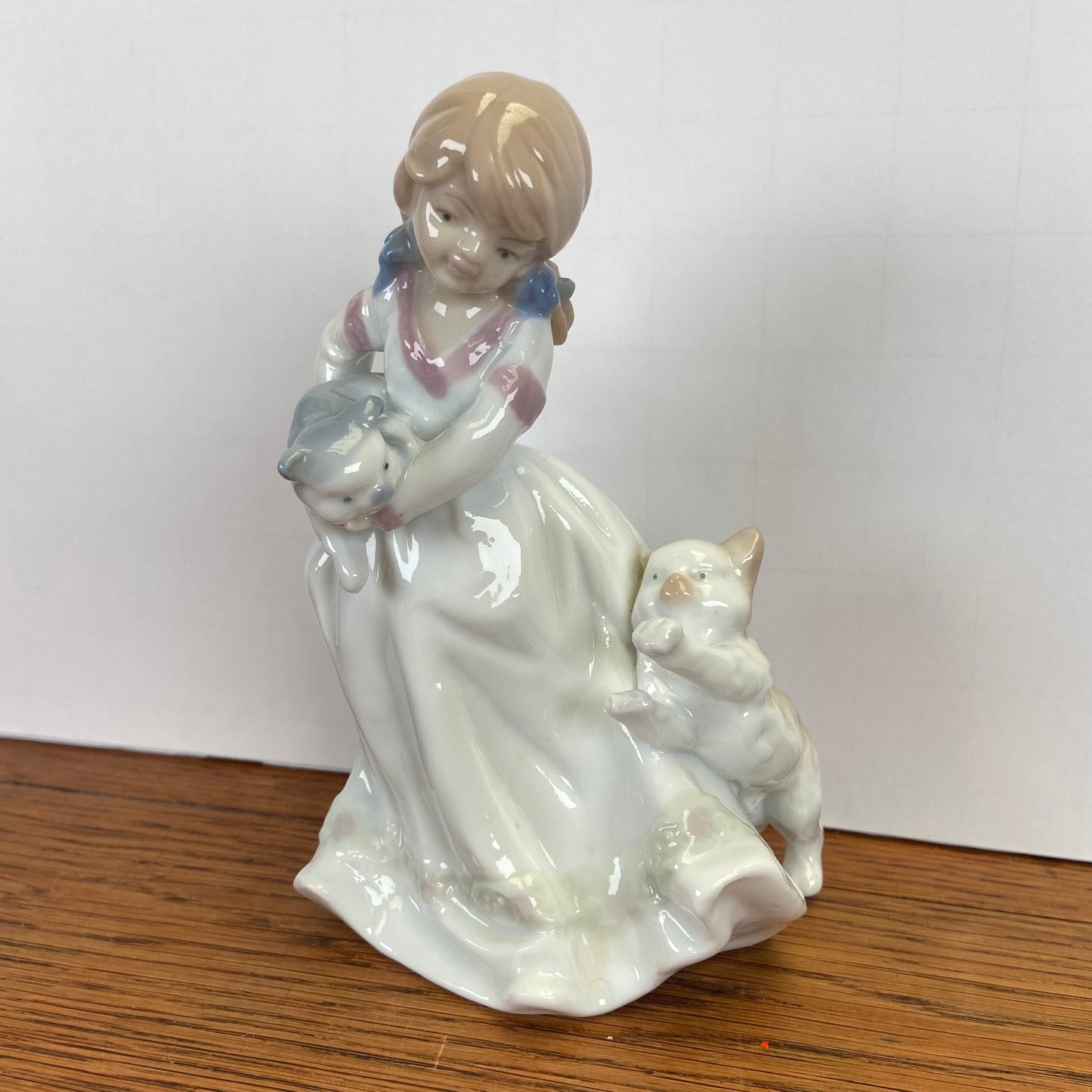 Vintage beeld meisje met katten