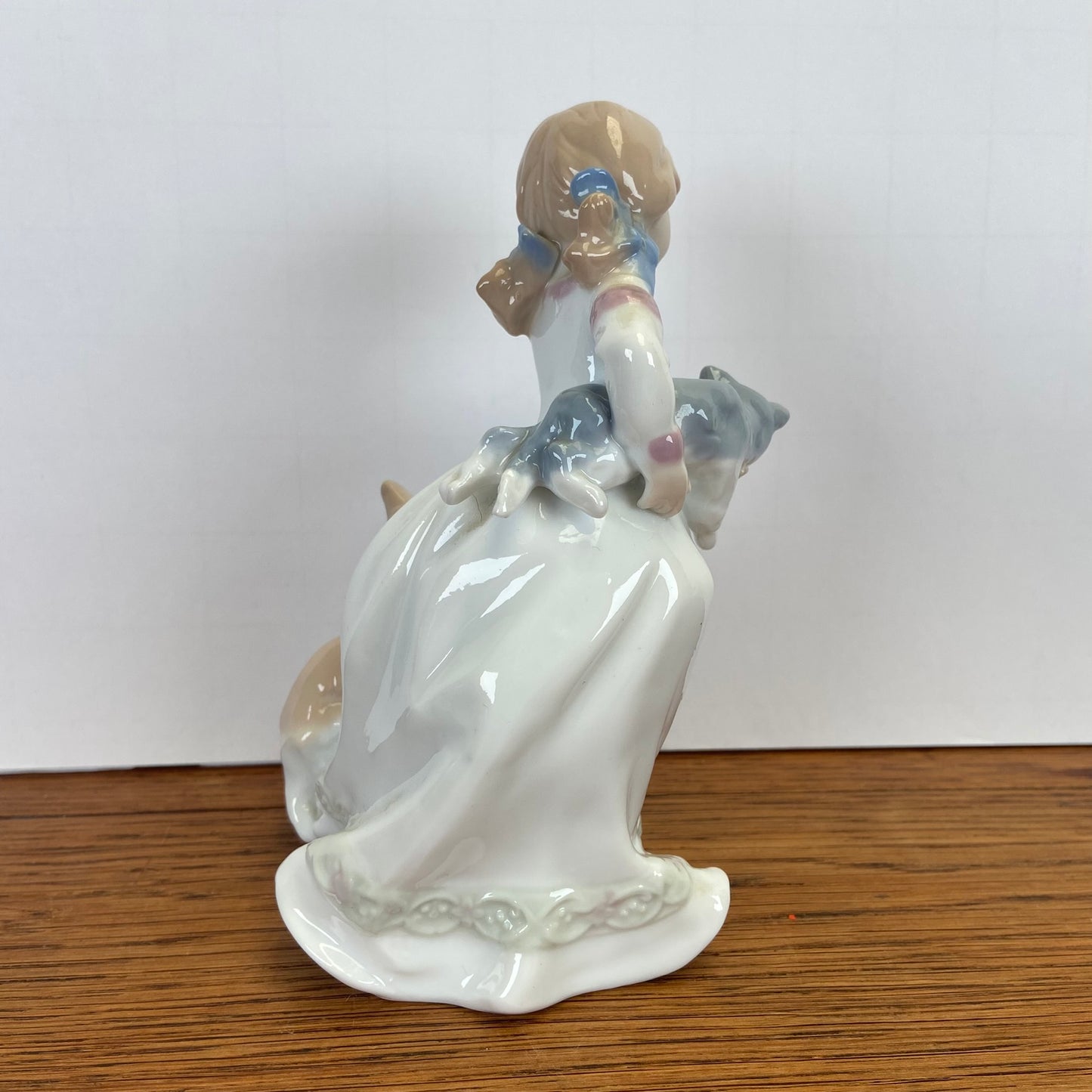 Vintage beeld meisje met katten