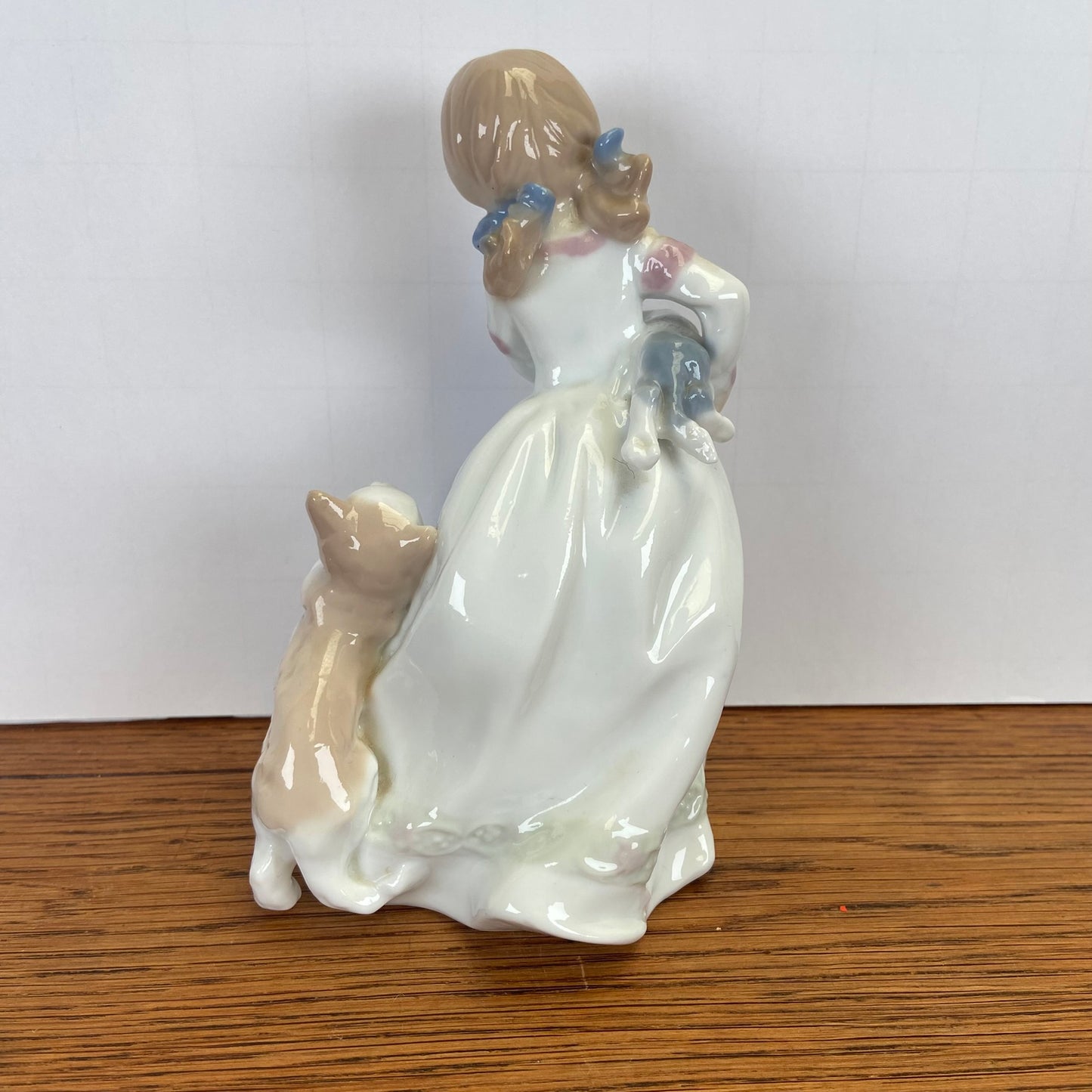 Vintage beeld meisje met katten