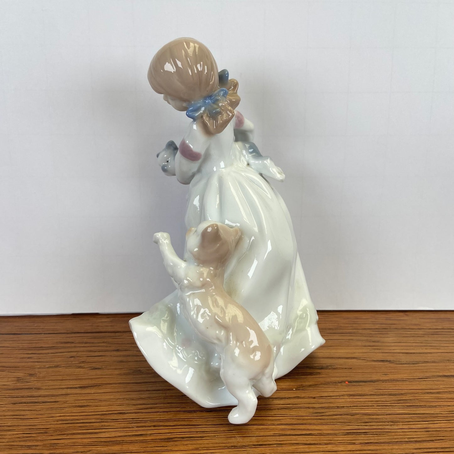 Vintage beeld meisje met katten