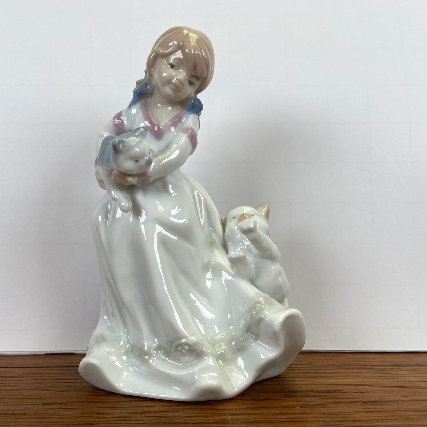 Vintage beeld meisje met katten