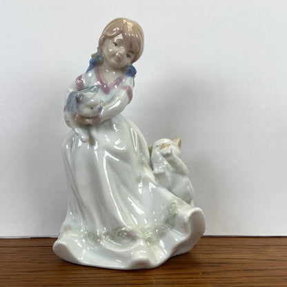 Vintage beeld meisje met katten