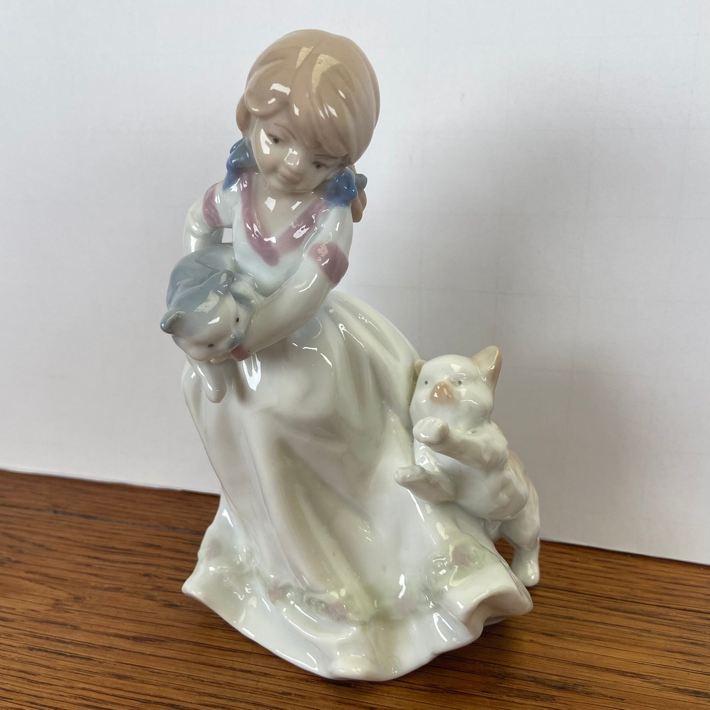 Vintage beeld meisje met katten