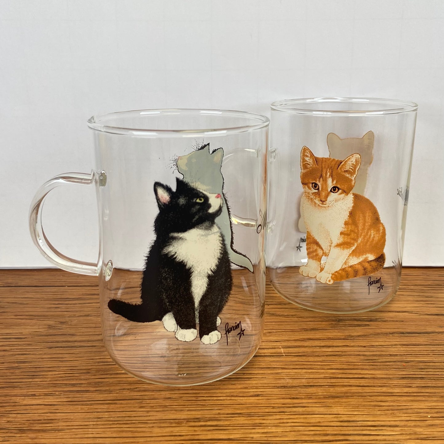 2 theeglazen Franciens katten