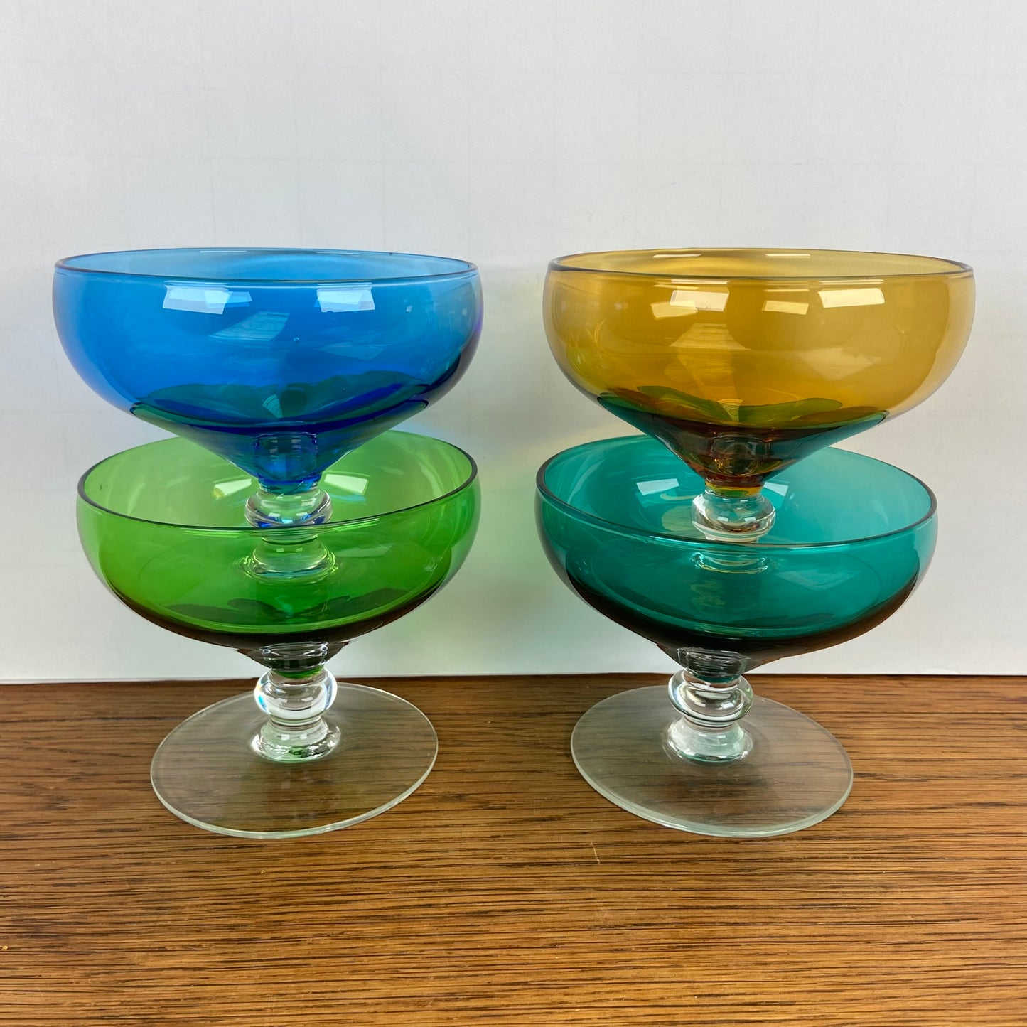 Vintage gekleurde dessert coupes