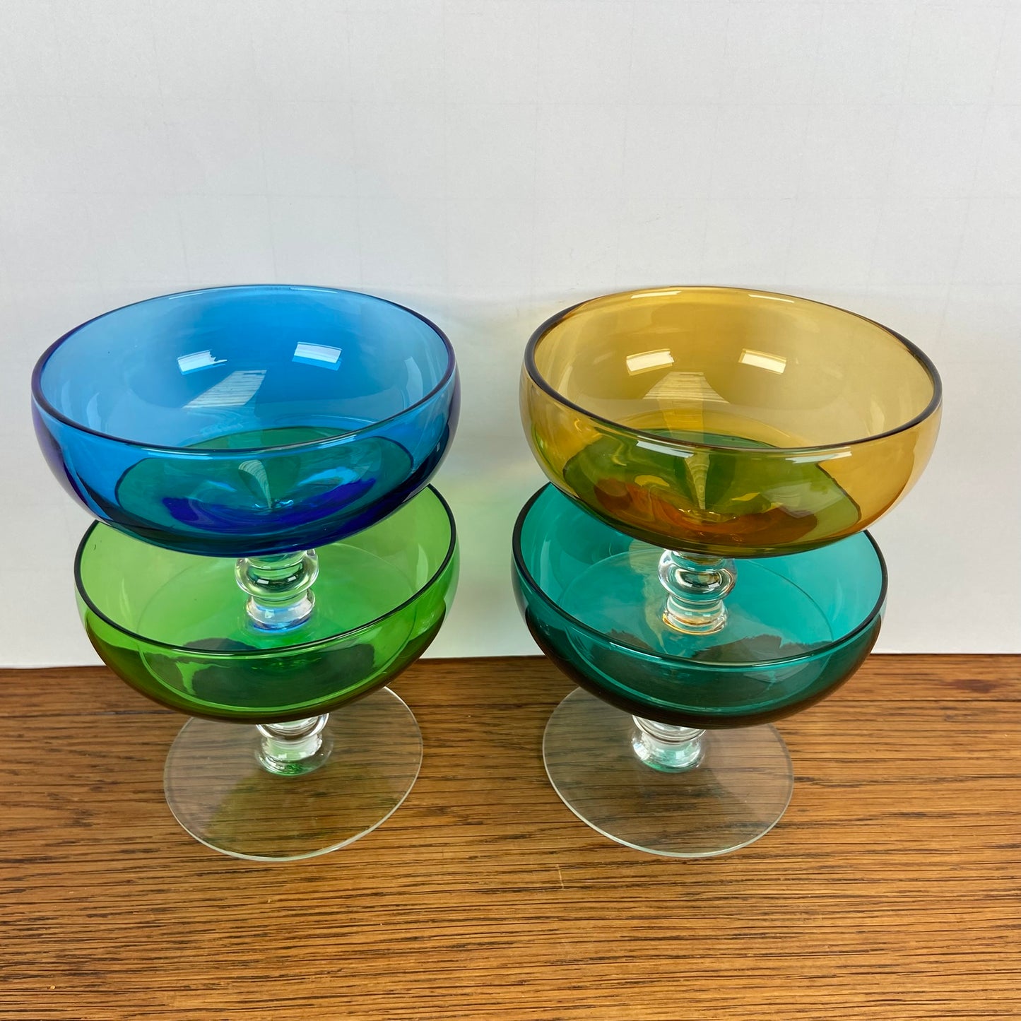 Vintage gekleurde dessert coupes