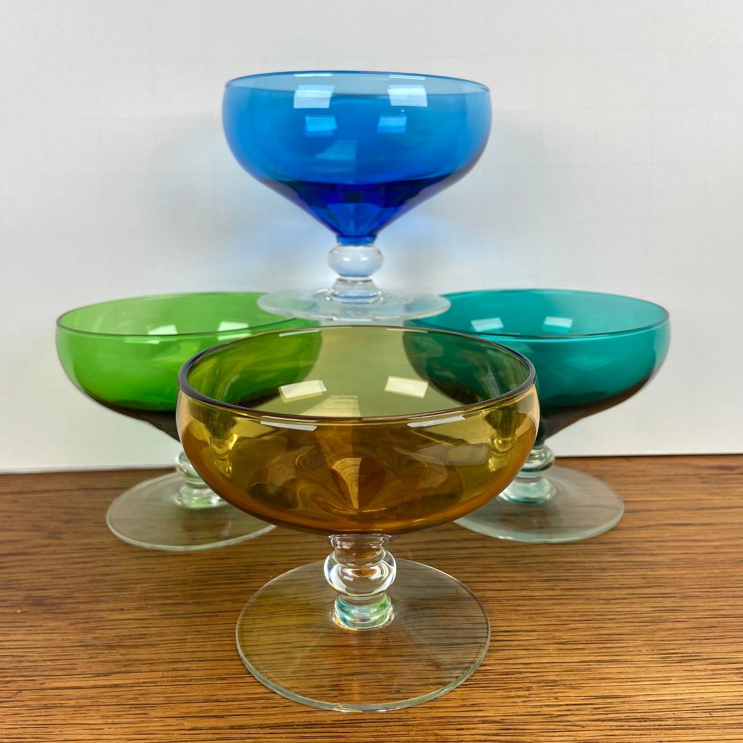 Vintage gekleurde dessert coupes