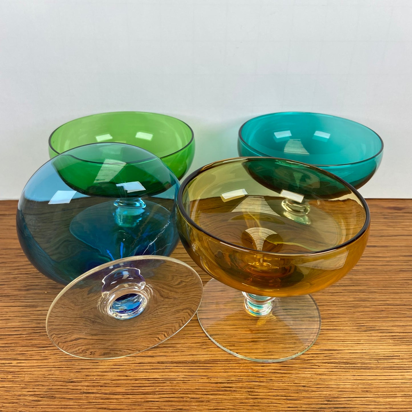 Vintage gekleurde dessert coupes