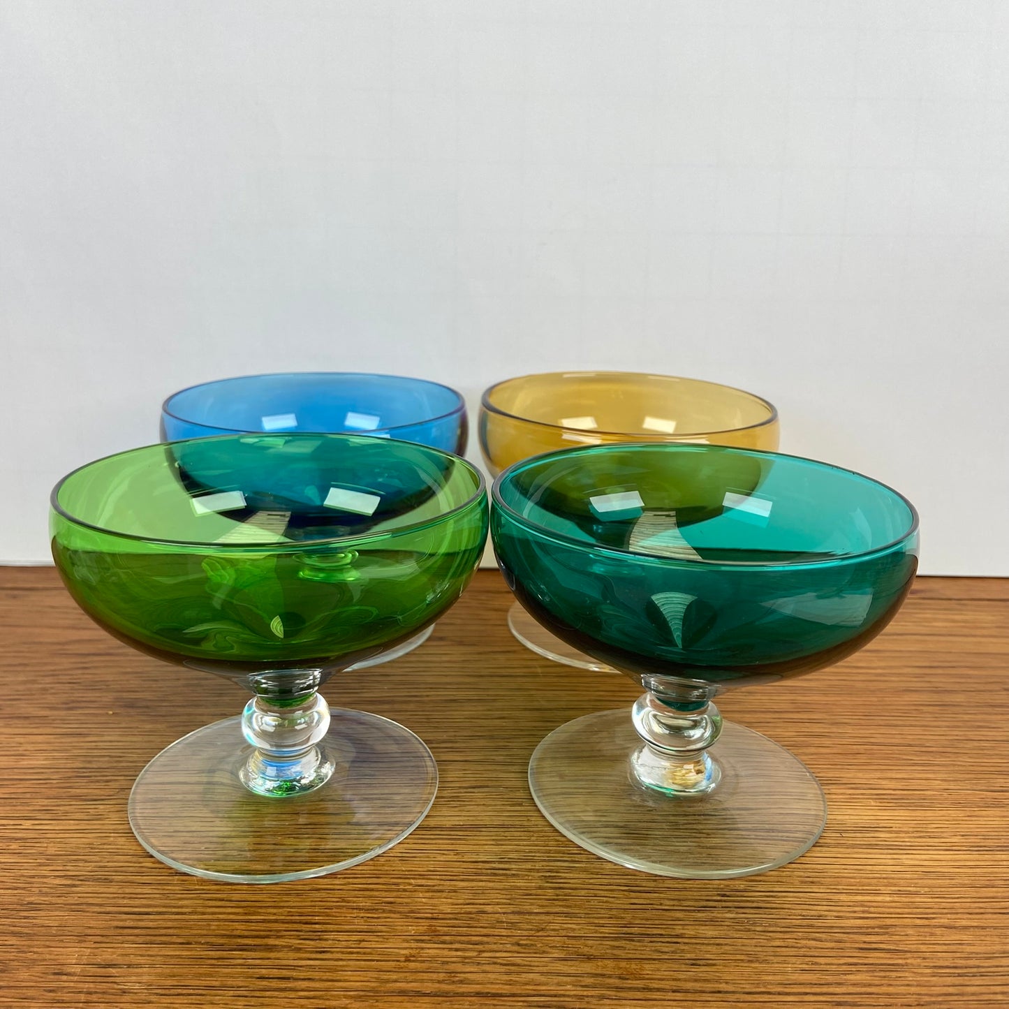 Vintage gekleurde dessert coupes