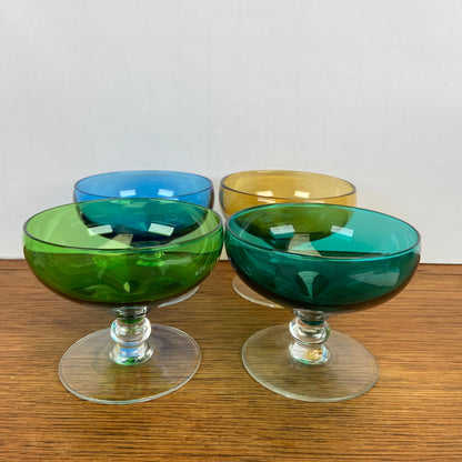 Vintage gekleurde dessert coupes