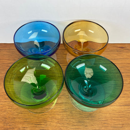 Vintage gekleurde dessert coupes