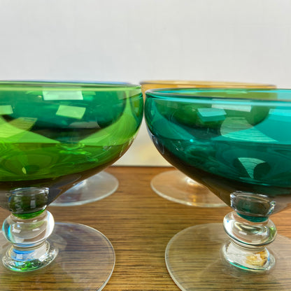Vintage gekleurde dessert coupes