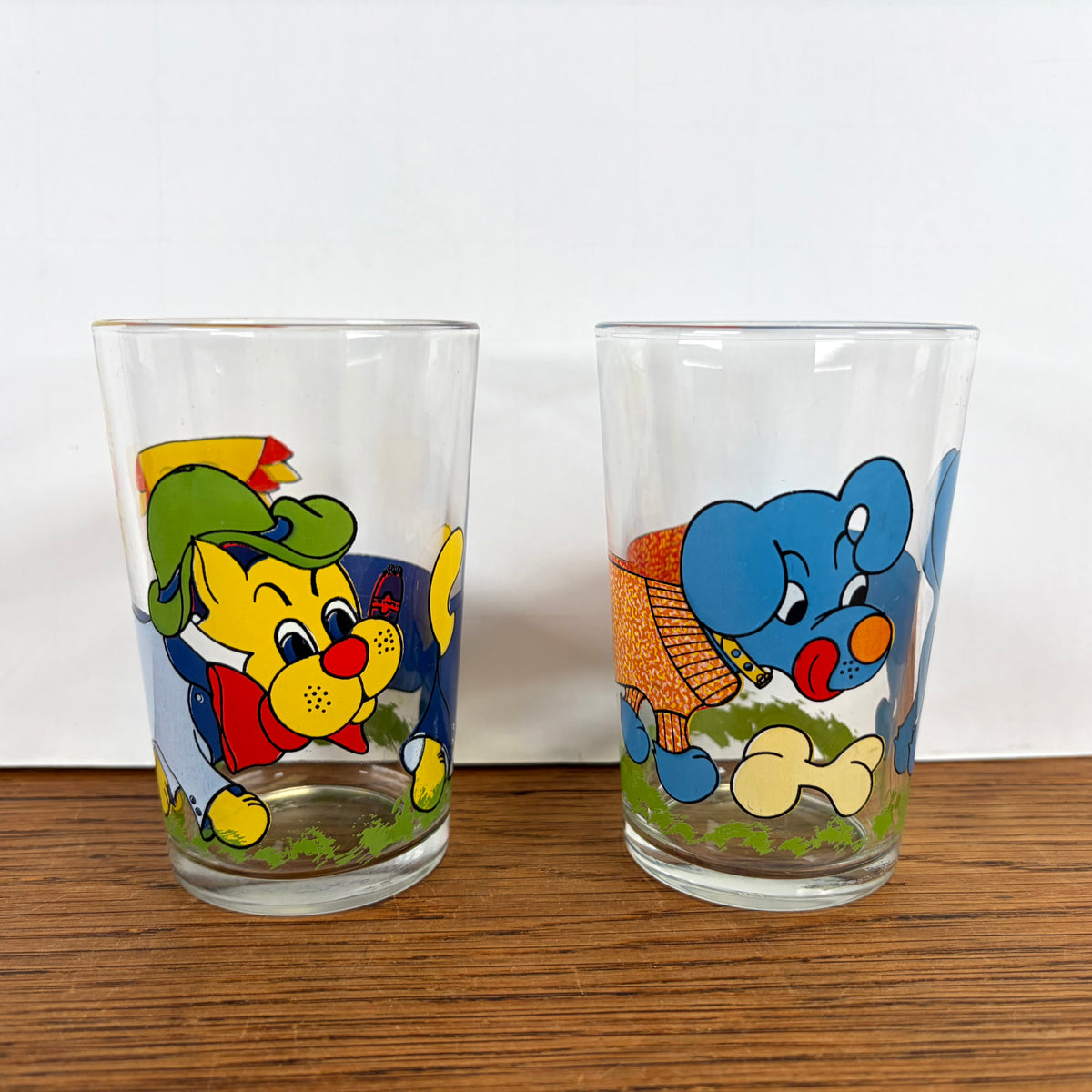 2 vintage glaasjes lange hond
