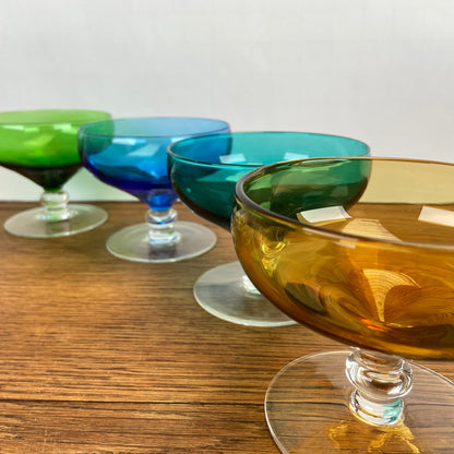 Vintage gekleurde dessert coupes