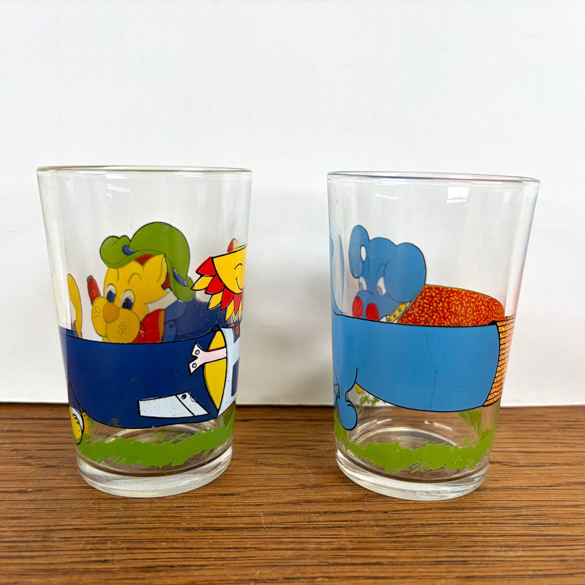 2 vintage glaasjes lange hond