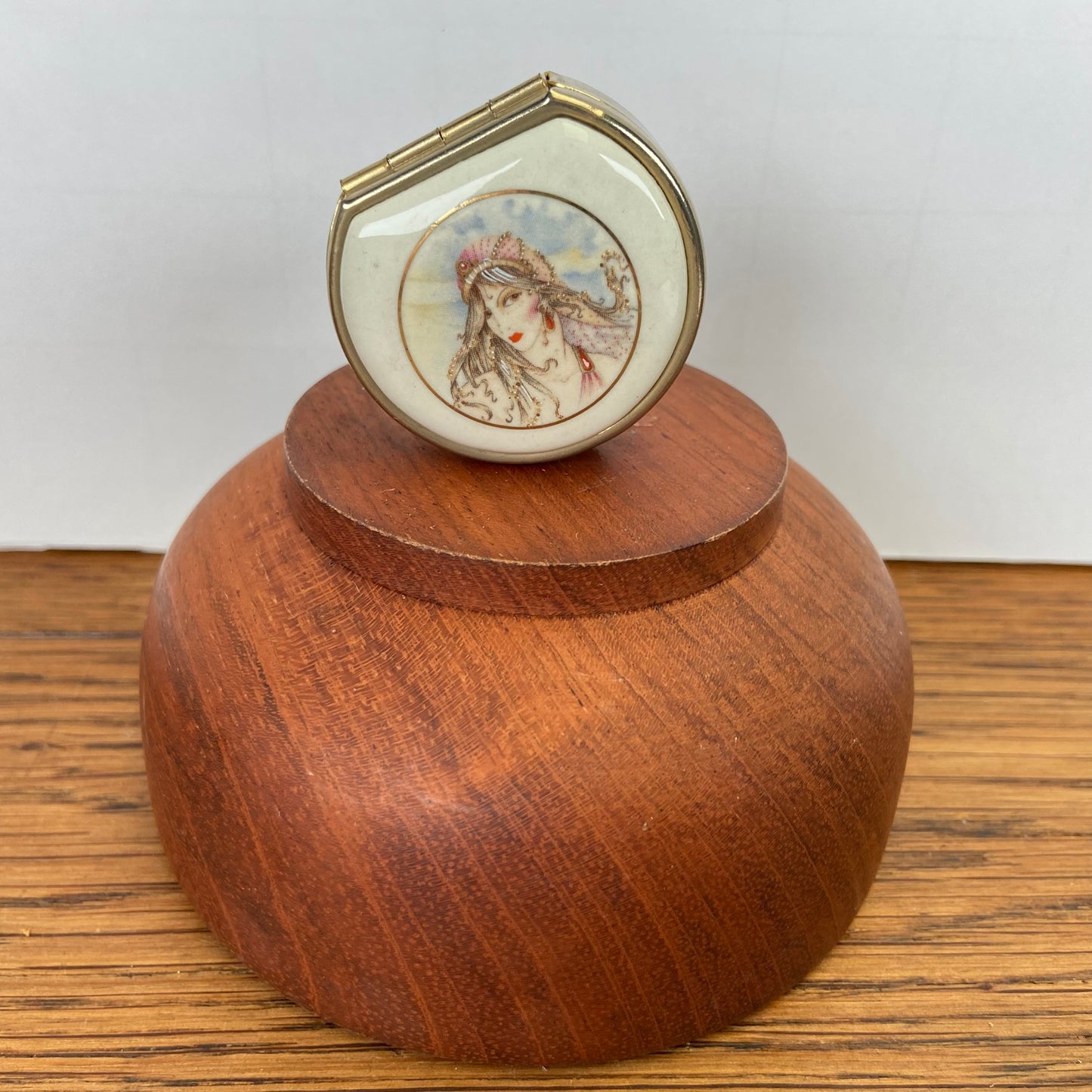 Vintage pillendoosje dame