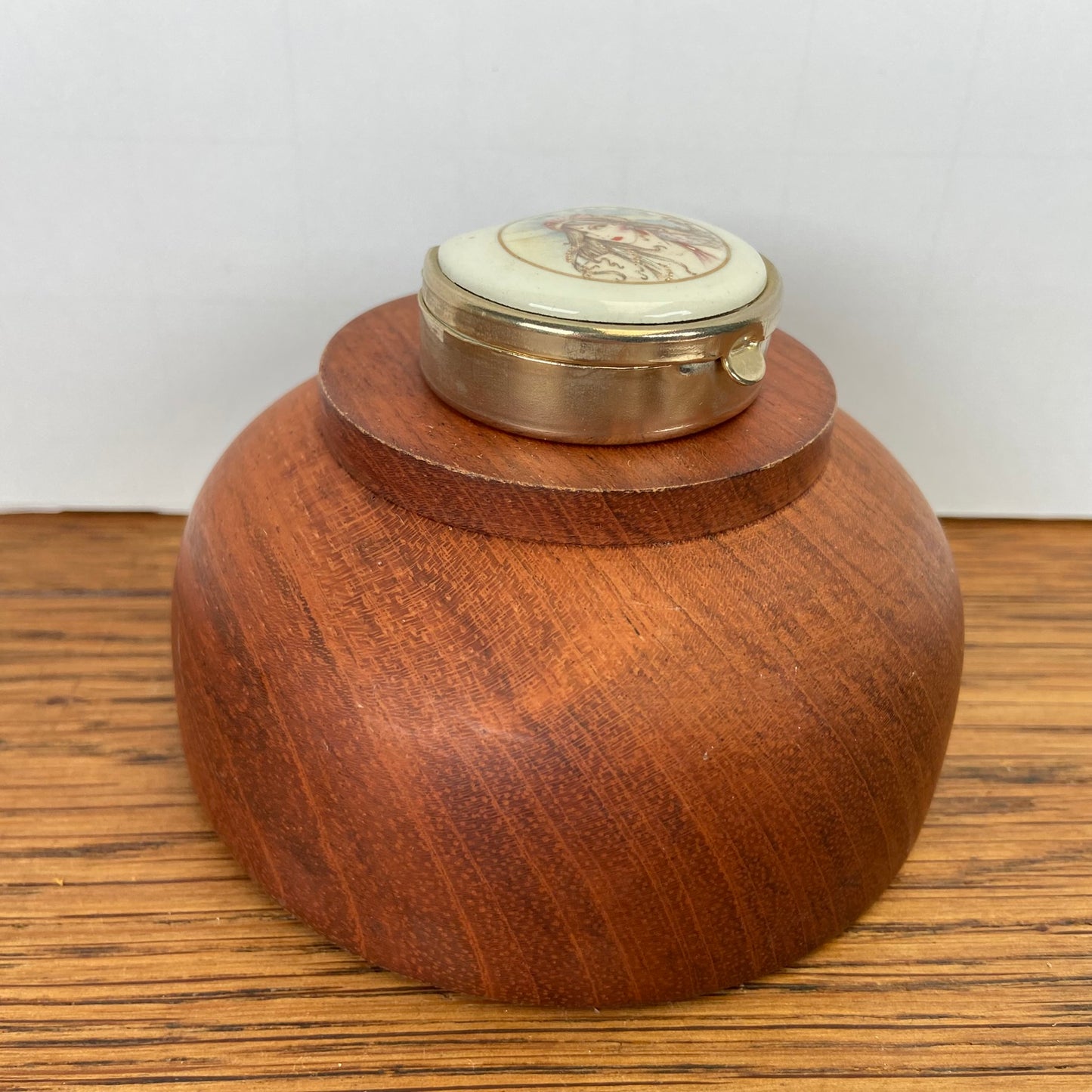 Vintage pillendoosje dame