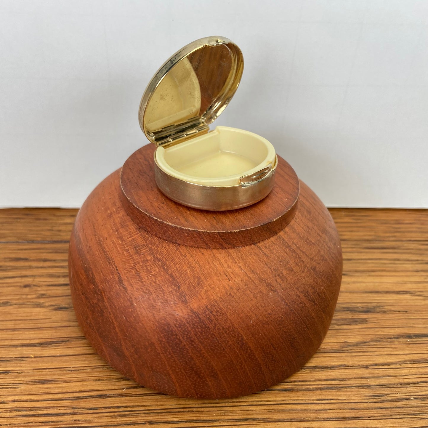 Vintage pillendoosje dame