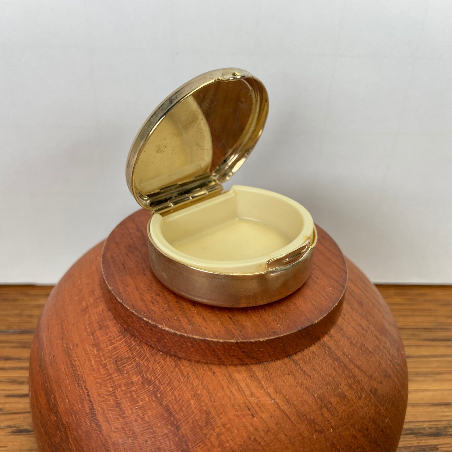 Vintage pillendoosje dame