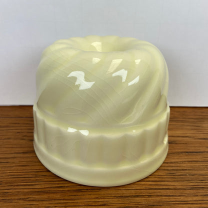 Vintage lichtgele puddingvorm