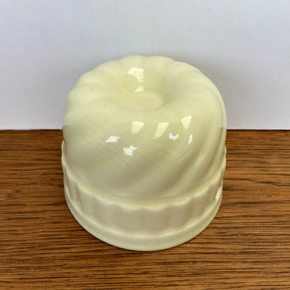 Vintage lichtgele puddingvorm