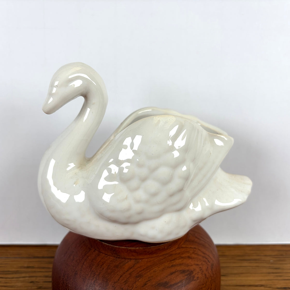 Vintage witte bloempot zwaantje