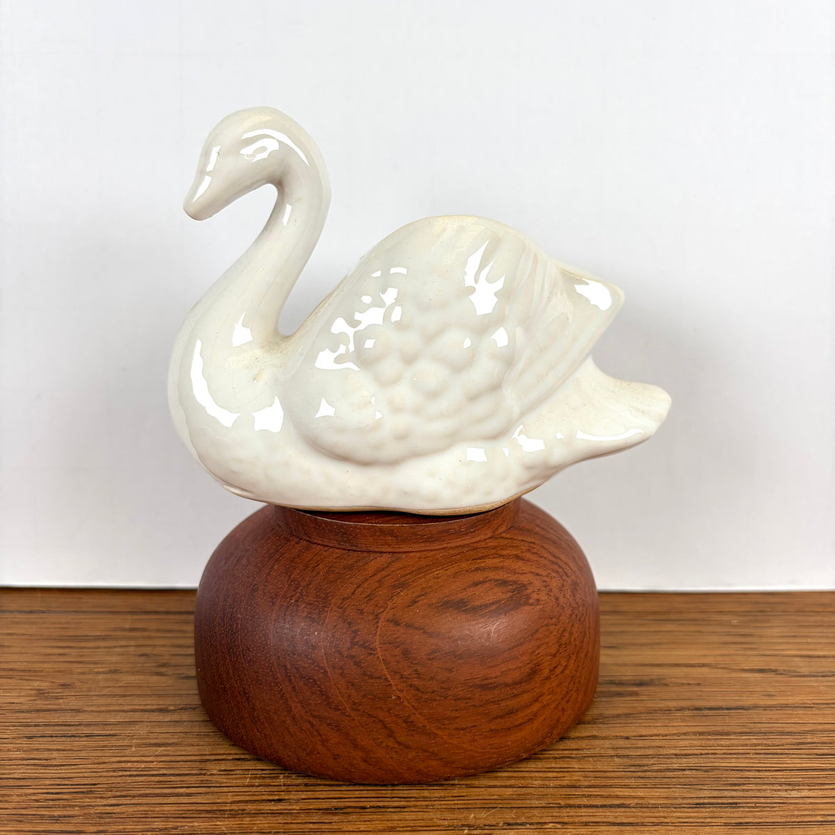 Vintage witte bloempot zwaantje