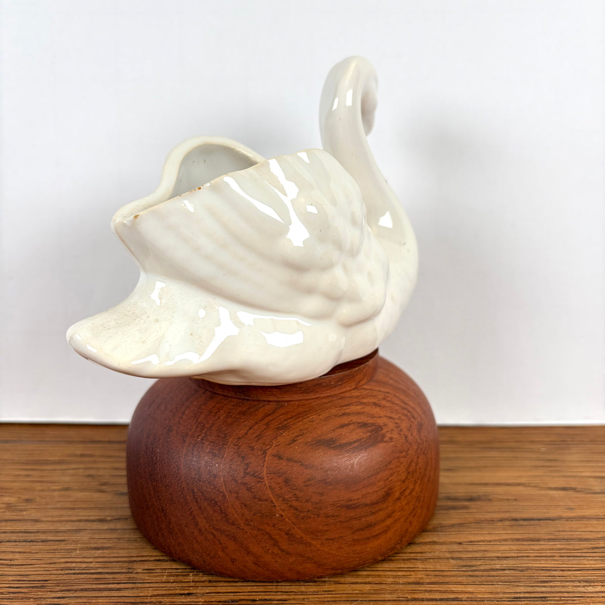 Vintage witte bloempot zwaantje