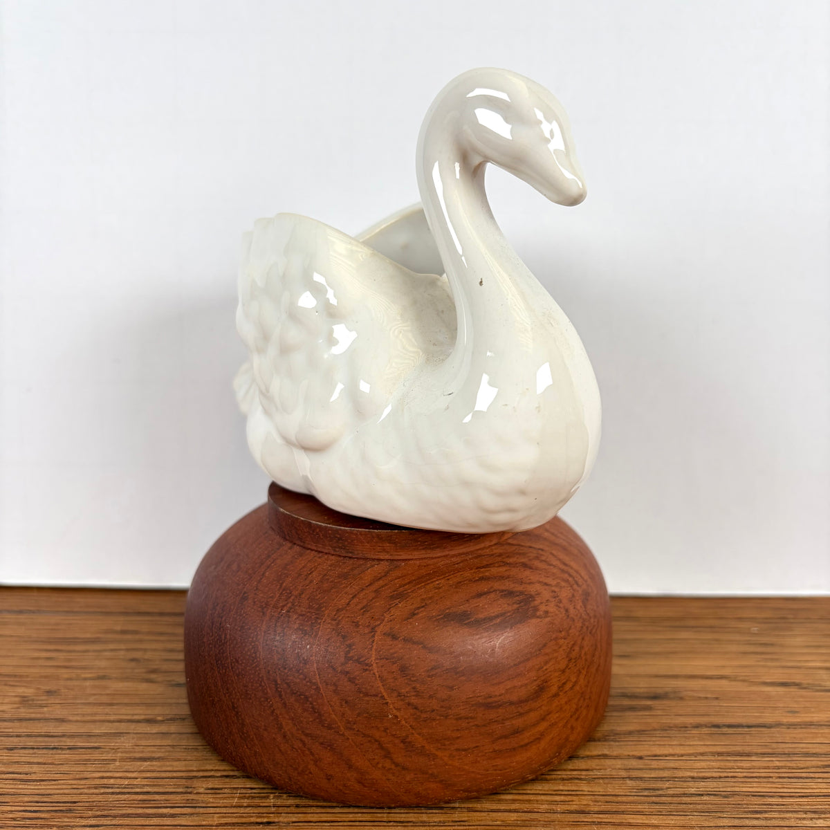 Vintage witte bloempot zwaantje