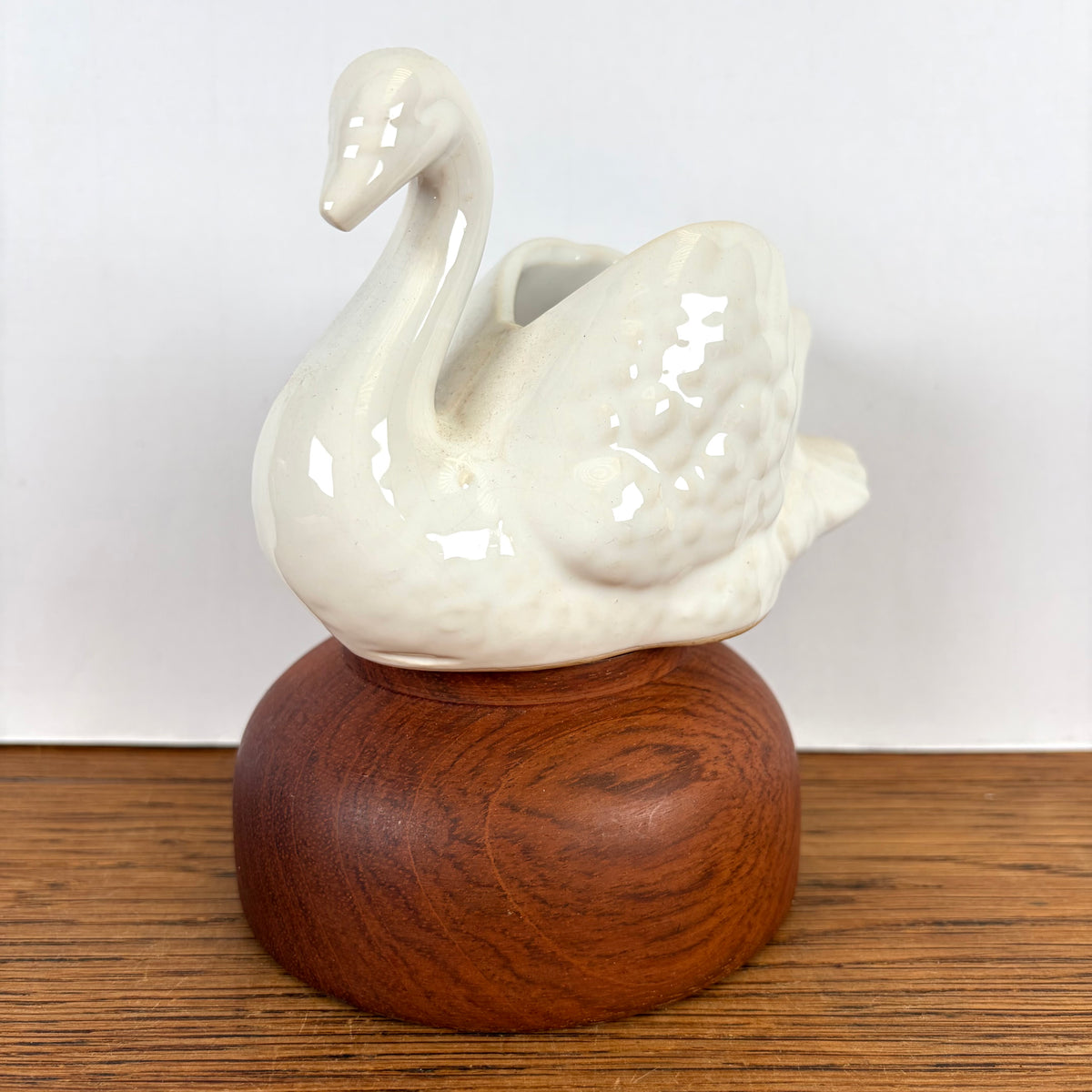 Vintage witte bloempot zwaantje