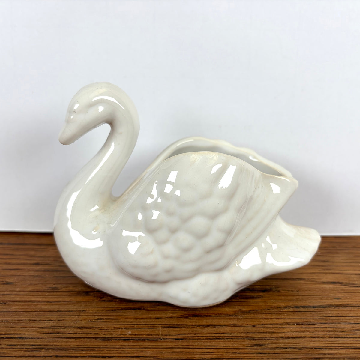 Vintage witte bloempot zwaantje