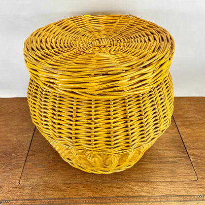 Vintage gele rieten mand met deksel
