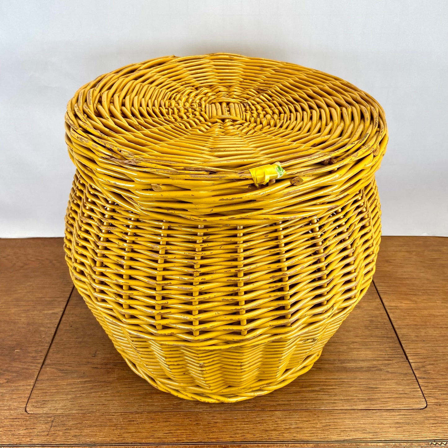 Vintage gele rieten mand met deksel