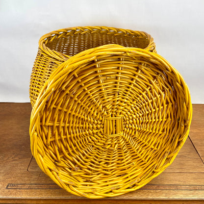 Vintage gele rieten mand met deksel