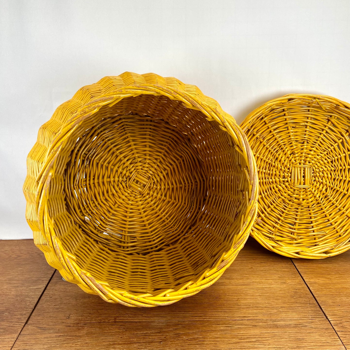 Vintage gele rieten mand met deksel