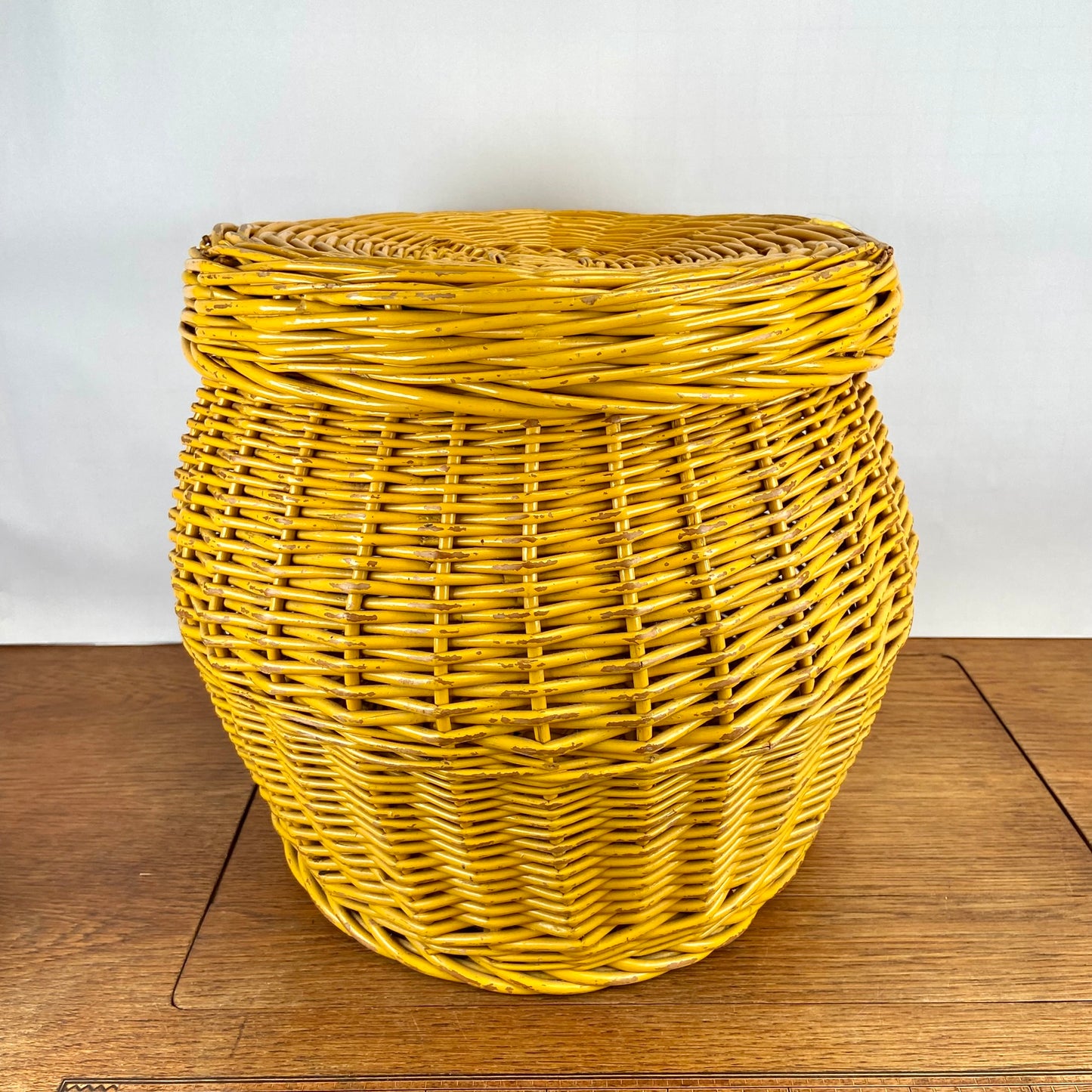 Vintage gele rieten mand met deksel