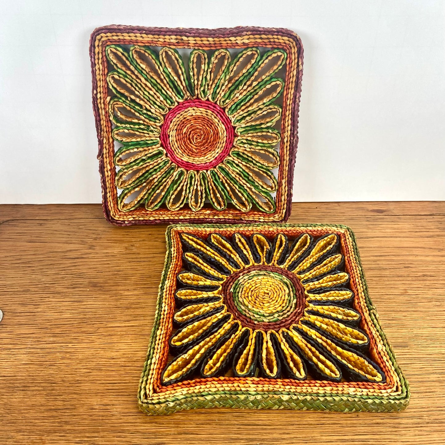 2 vintage vierkante rieten pannen onderzetters