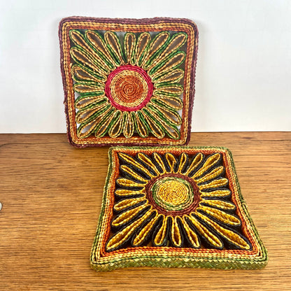 2 vintage vierkante rieten pannen onderzetters