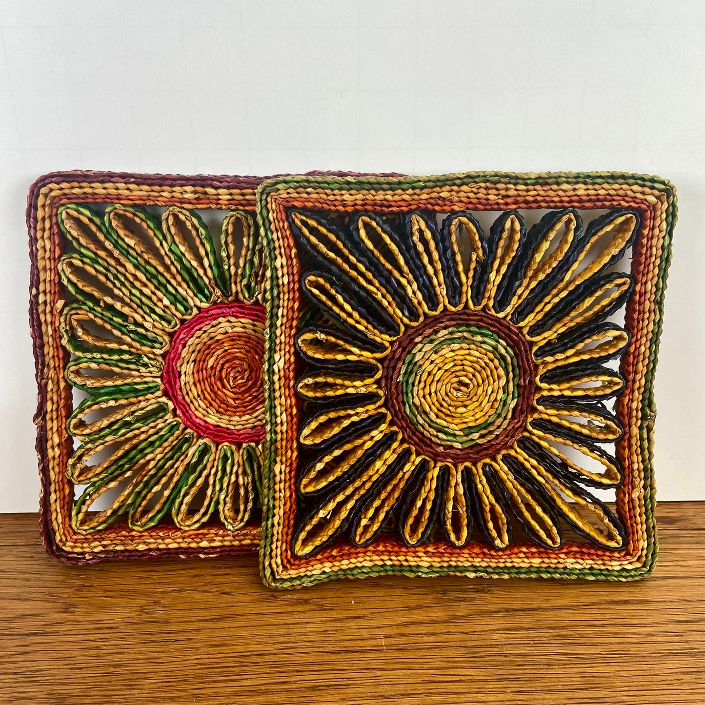 2 vintage vierkante rieten pannen onderzetters