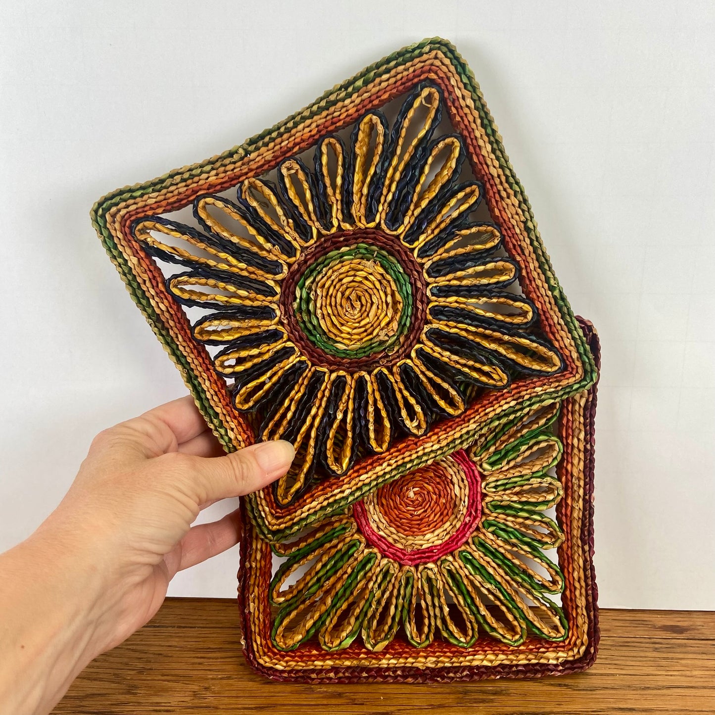 2 vintage vierkante rieten pannen onderzetters