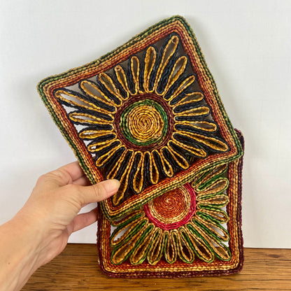 2 vintage vierkante rieten pannen onderzetters