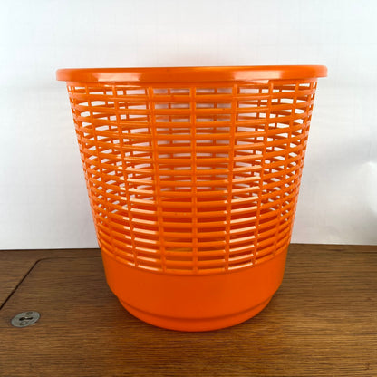 Plastic oranje prullenbak