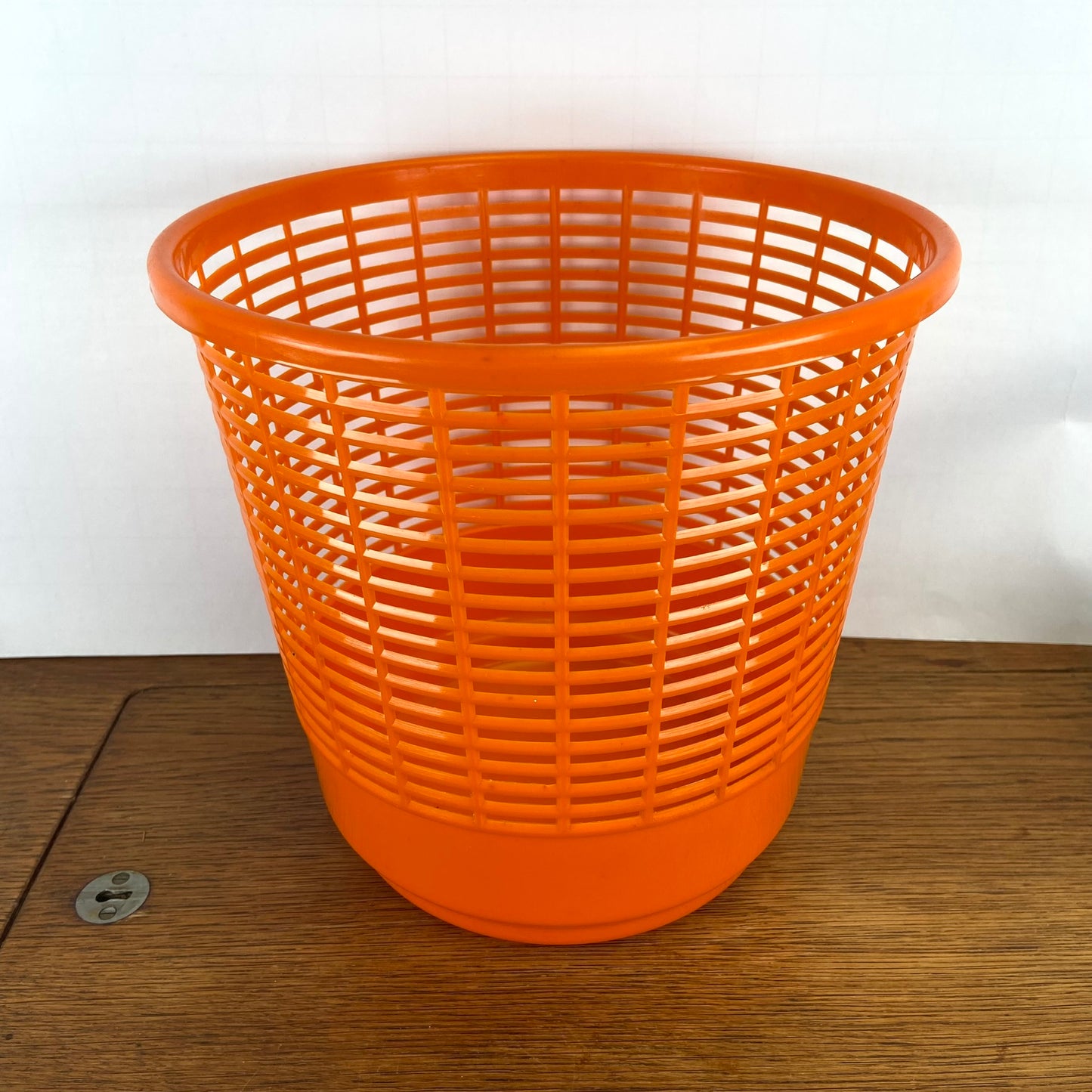 Plastic oranje prullenbak