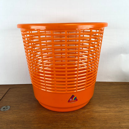 Plastic oranje prullenbak