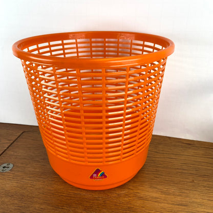 Plastic oranje prullenbak