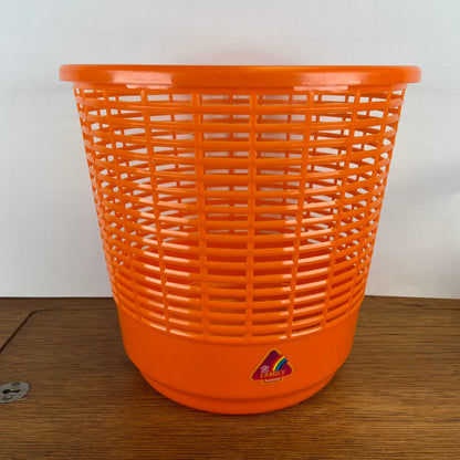 Plastic oranje prullenbak