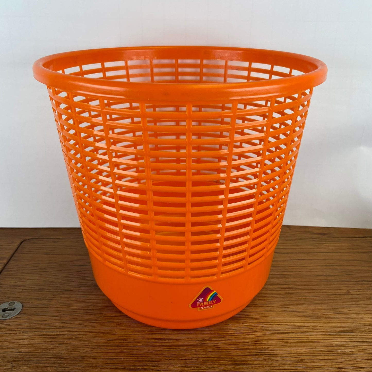 Plastic oranje prullenbak