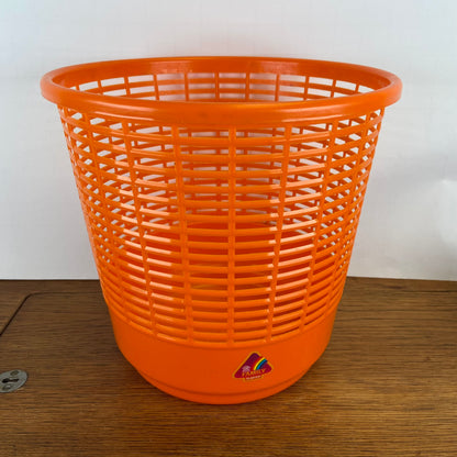 Plastic oranje prullenbak